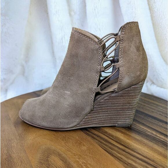 Lucky Brand LK-Reevas Side Cutout Peep Toe Wedge Boots Sesame Oiled Suede 8.5 - Picture 2 of 13